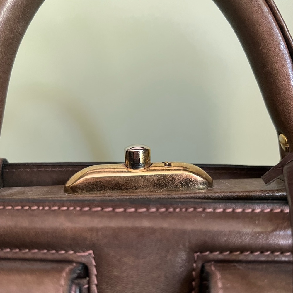 Locking Travel Handbag, Leather Satchel with Original Key, Authentic Vintage - Picture 13 of 16